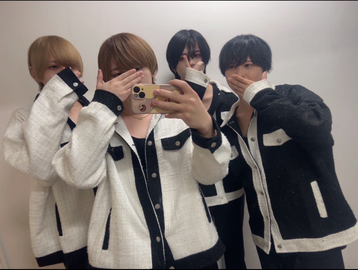 5月ありがとうございました！！！

デビューから１ヶ月僕たちに着いてきてくれてありがうございます！

6月からは、イベント沢山詰め込む予定だからライブ見に来てね！！