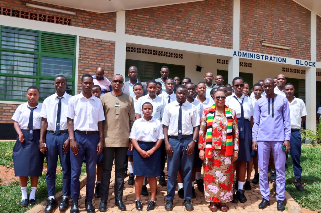 Bugesera District (@bugeseradistr) on Twitter photo Uyu munsi, Ambasaderi wa #Zimbabwe mu 🇷🇼, Prof. Charity Manyeruke, yasuye Ikigo cy'amashuri cya TTC Nyamata mu rwego rwo kureba imyigire n'imyigishirize muri iri shuri no kuganira n'abarimu bo muri iki gihugu bigisha muri iki kigo.
Bakiriwe n'Umuyobozi w'Akarere,<a href="/MutabaziRich/">Richard Mutabazi</a>. Uyu munsi, Ambasaderi wa #Zimbabwe mu 🇷🇼, Prof. Charity Manyeruke, yasuye Ikigo cy'amashuri cya TTC Nyamata mu rwego rwo kureba imyigire n'imyigishirize muri iri shuri no kuganira n'abarimu bo muri iki gihugu bigisha muri iki kigo.
Bakiriwe n'Umuyobozi w'Akarere,<a href="/MutabaziRich/">Richard Mutabazi</a>.