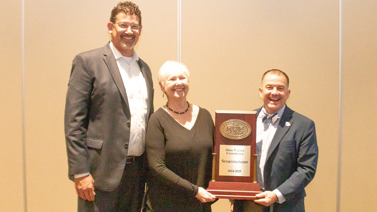 Eastern Illinois Athletics (@eiu_panthers) on Twitter photo Congrats once again to <a href="/EIU_Panthers/">Eastern Illinois Athletics</a> Athletics on winning its second straight <a href="/OVCSports/">Ohio Valley Conference</a> Sportsmanship Award
Accepting the award last night in Nashville were EIU AD Tom Michael, 2025 OVC HOF Inductee Dr. Gail Richard and EIU President Dr. Jay Gatrell Congrats once again to <a href="/EIU_Panthers/">Eastern Illinois Athletics</a> Athletics on winning its second straight <a href="/OVCSports/">Ohio Valley Conference</a> Sportsmanship Award
Accepting the award last night in Nashville were EIU AD Tom Michael, 2025 OVC HOF Inductee Dr. Gail Richard and EIU President Dr. Jay Gatrell