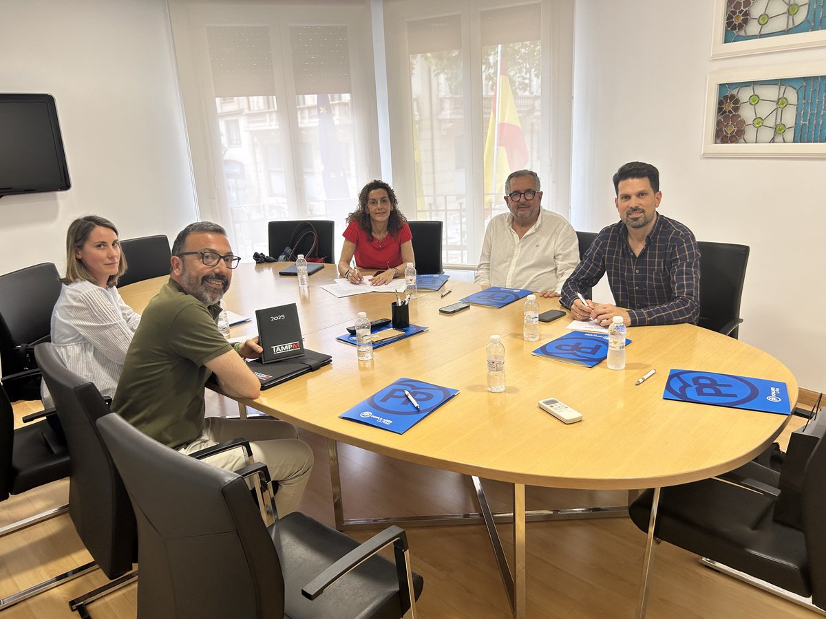 Hoy hemos mantenido una muy interesante reunión con los senadores del <a href="/LaRiojaPP/">PP La Rioja</a>, <a href="/CarlosYecora/">Carlos Yécora 🇪🇸</a> <a href="/mar_cotelo/">Mar Cotelo</a> y Luis Martínez-Portillo. Hemos acometido los diferentes problemas existentes en la #sosprisiones de Logroño, que son muchos y que intentarán darnos la mayor ayuda posible.