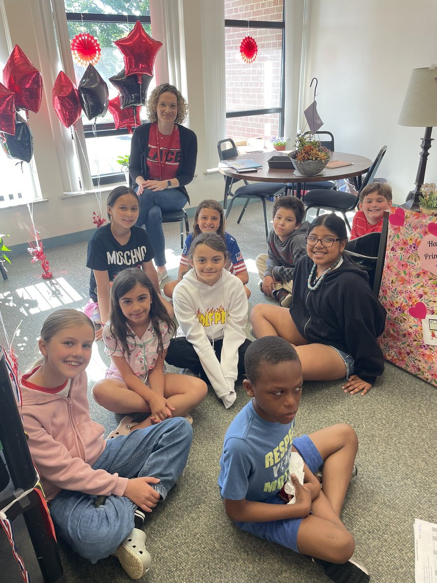 d61reyes's tweet photo. 3rd grade Hook Em on a Book one last time for the year! #d61learns #lacereadstogether @d61lace https://t.co/O9s5aIhwvU