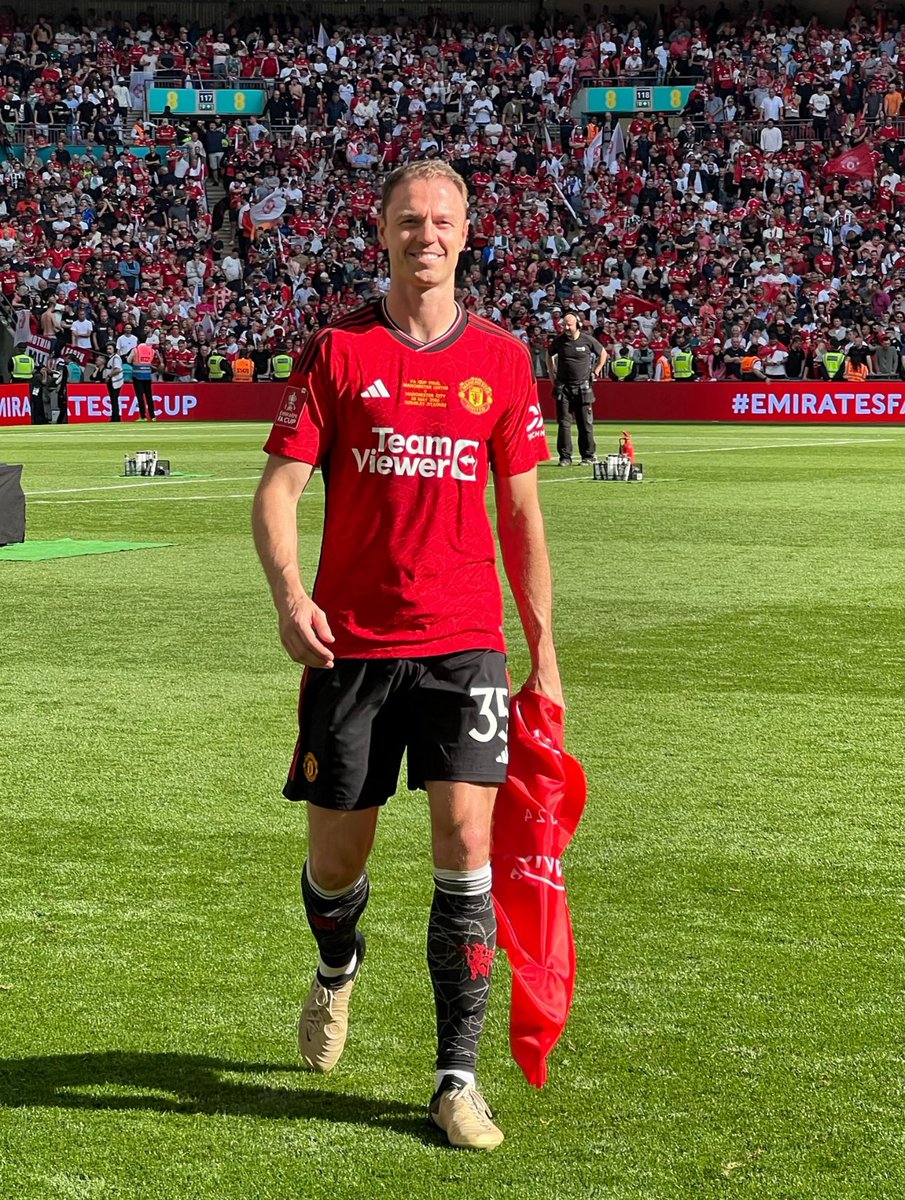 Final game for Jonny Evans, 37, today. He’s ready to hang his boots up.

537 competitive professional club games and another 107 for Norn Ireland. 

Man Utd, Royal Antwerp, Sunderland, West Brom, Leicester City.

15 trophies. 

Just missed out of 6 Ballon d’Ors.
Top lad. 
10/10