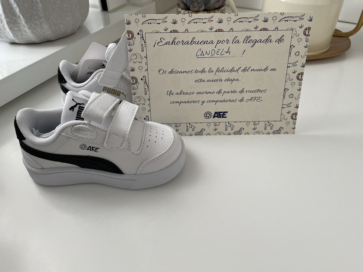 DavidBugy's tweet photo. Gracias @afefutbol por el detalle! A Candela le han encantado sus nuevas zapas! 😇 https://t.co/v2v55OPhcl