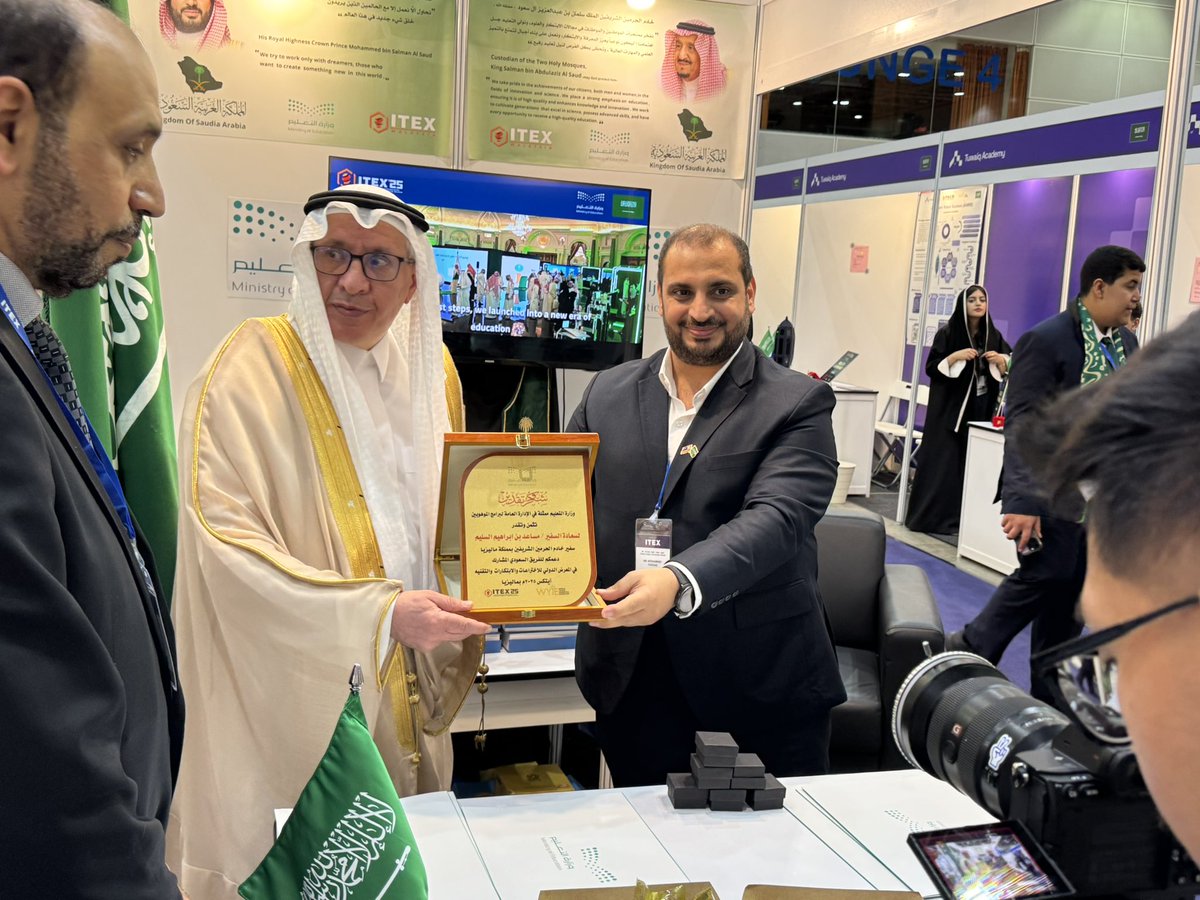 قام سعادة سفير خادم الحرمين الشريفين لدى مملكة ماليزيا السفير مساعد بن ابراهيم السليم اليوم بزيارة الجناح الخاص بمشاركة المملكه في المعرض الدولي للاختراعات والابتكارات والتقنية#ايتكس_٢٠٢٥  وأطلع سعادة السفير على  اعمال الطلاب والطالبات السعوديين في مجالات متعددة ،