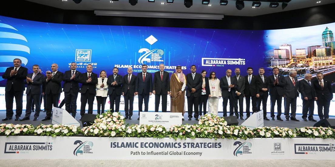 Sn. Cumhurbaşkanımız Recep Tayyip Erdoğan’ın teşrifleriyle Albaraka Forum 2. Global İslami Ekonomiler Zirvesi’nin resmi açılışı gerçekleşti.
Faizsiz ekonomiye dair önemli mesajlar verdi, “Faizi ve faize dayalı ekonomik sistemi meşru görmediğimi sık sık dile getiriyorum”