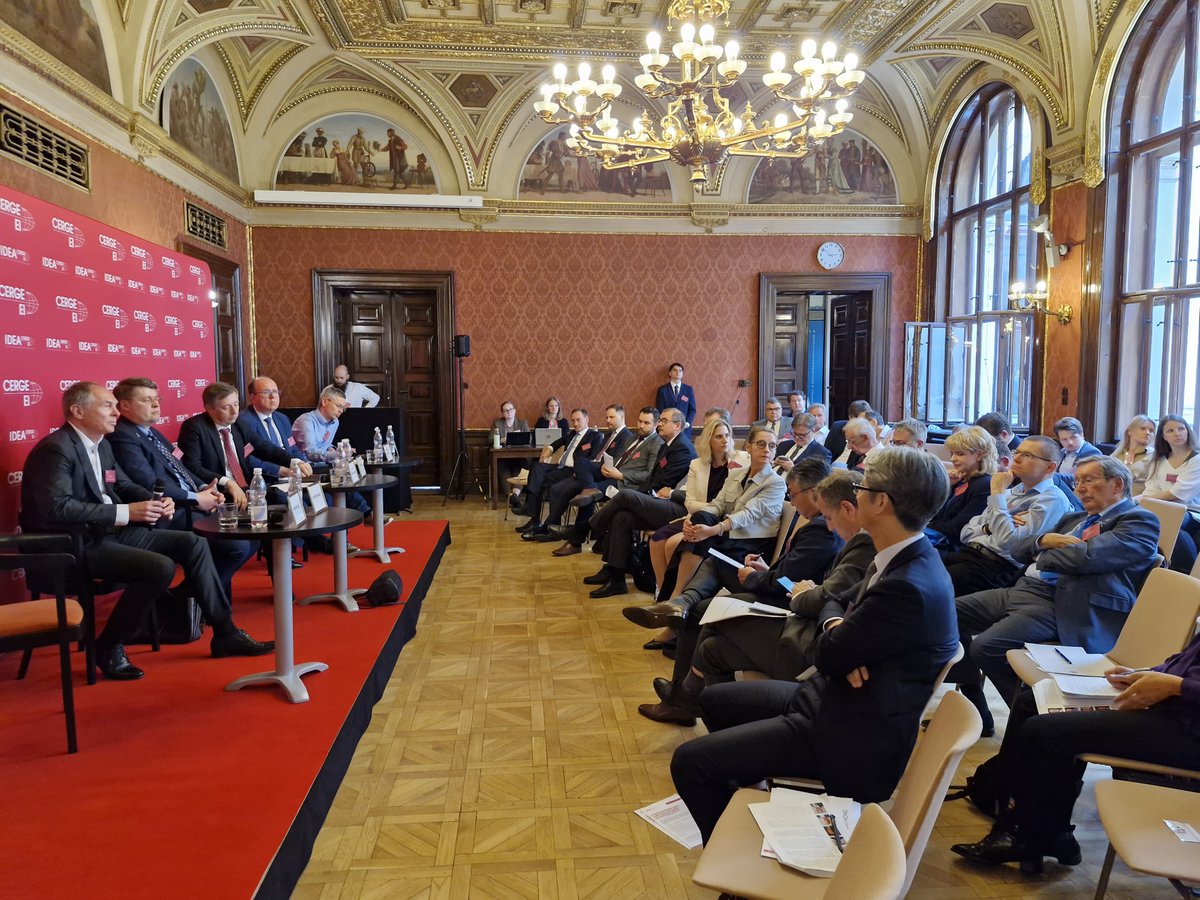 Úvodní část diskusního fóra na <a href="/CERGE_EI/">CERGE-EI</a> se věnovala převážně tématům bezpečnosti v Evropě. Zaznělo zde mimo jiné:

- Konkurenceschopnost, obrana a rozhodnost jsou tři priority, na něž by se měla EU zaměřit, narážíme přitom na úzké národní zájmy.
- Je  čas na to, aby se Evropa