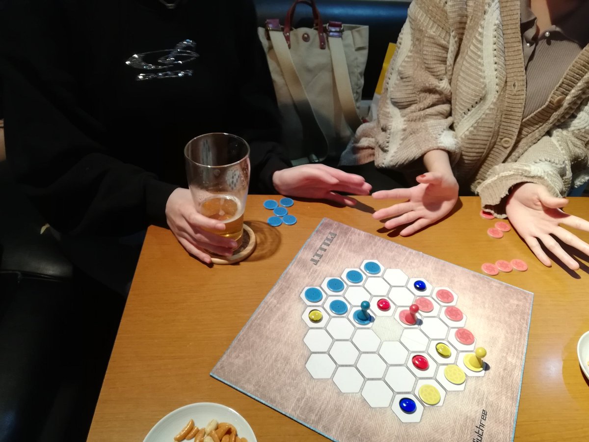 presencafe's tweet photo. 初来店のお客様に「FILLIT」というボードゲームをご紹介。
他にもいろんなゲームで遊んで頂けました。楽しんで頂けたようで嬉しいです。
#八王子
#ボードゲーム
#ボードゲームカフェ
#FILLIT https://t.co/nAYoRJRpGF