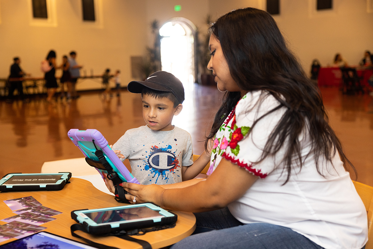 HeardMuseum's tweet image. TODAY: Strike a pose or snap your own image, then take home a printed photo keepsake with a decorated picture frame. This #Heardlings Art Cart focuses on photography! 
📅  Fri, May 30 (10a-12p)
📍 Samuel &amp;amp; Betty Kitchell Gallery
🎟️ FREE with regular admission