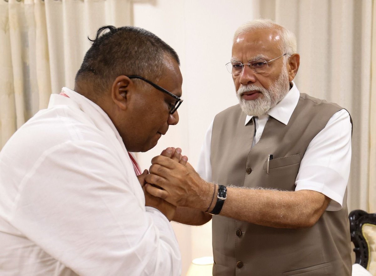 pramiladixit's tweet image. प्रधानमंत्री @narendramodi ने कानपुर में #PahalgamTerroristAttack में अपनी जान गवाने वाले शुभम द्विवेदी के परिवार से मुलाक़ात की
#OperationSindoor