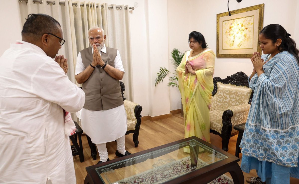 pramiladixit's tweet image. प्रधानमंत्री @narendramodi ने कानपुर में #PahalgamTerroristAttack में अपनी जान गवाने वाले शुभम द्विवेदी के परिवार से मुलाक़ात की
#OperationSindoor