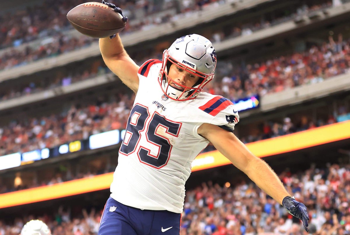 Predicting the 2025-2026 #NFLSeason Outcome - AFC East Records

Miami Dolphins: 11-6 🐬
Buffalo Bills: 11-6 🦬
New York Jets: 5-12 ✈️
New England Patriots: 9-8 🇺🇸

The AFC East will have a new winner for the first time since the Brady Era was succeeded by the Allen Era.

#NFL