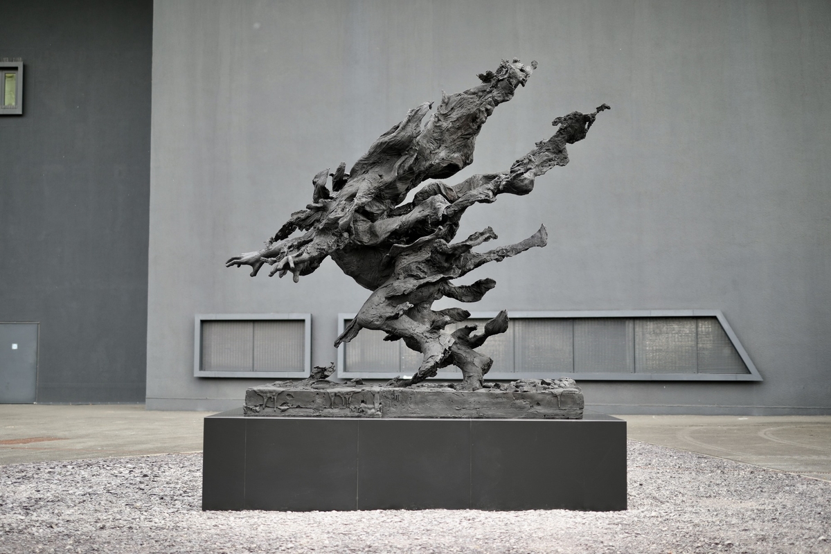Art UK (@artukdotorg) on Twitter photo Tim Shaw's 'Man on Fire' is a harrowing yet profoundly moving tribute to the devastation caused by war.
Read more in this new story 👉 artuk.org/discover/stori…
© the artist. 📷 Tim Shaw / Jonty Wilde <a href="/I_W_M/">Imperial War Museums</a> Tim Shaw's 'Man on Fire' is a harrowing yet profoundly moving tribute to the devastation caused by war.
Read more in this new story 👉 artuk.org/discover/stori…
© the artist. 📷 Tim Shaw / Jonty Wilde <a href="/I_W_M/">Imperial War Museums</a>