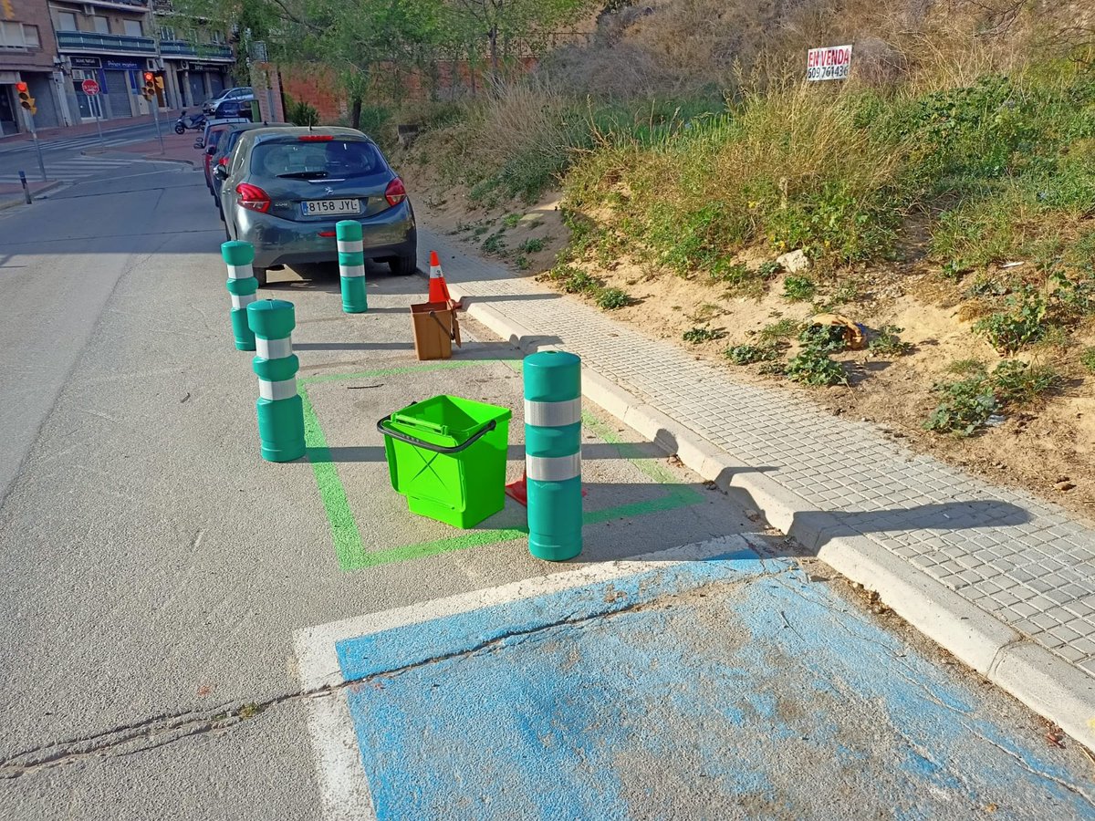 ✅ Carrers més nets.
✅ Més espai per aparcar.
✅ Més comoditat.
✅ Més sostenibilitat.

👉 Dues imatges. Un abans i un després. És fàcil de veure, oi?