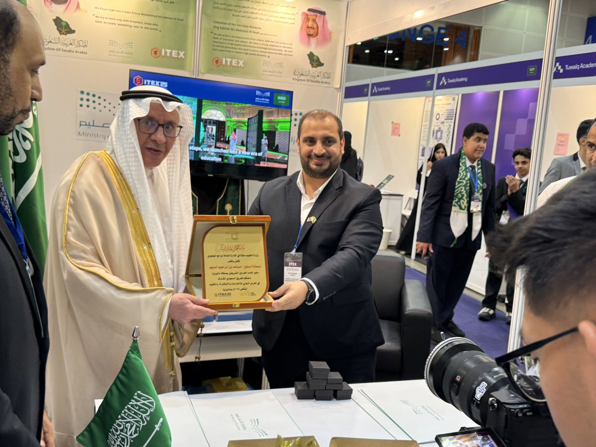 TYT Duta Besar Arab Saudi di Malaysia, Mesaad bin Ibrahim Al-Sulaim, hari ini melawat pavilion yang dikhaskan untuk Arab Saudi di Pameran Antarabangsa Reka Cipta, Inovasi dan Teknologi #ITEX_2025. TYT Duta Besar telah diberi taklimat mengenai kerja pelajar lelaki dan perempuan
