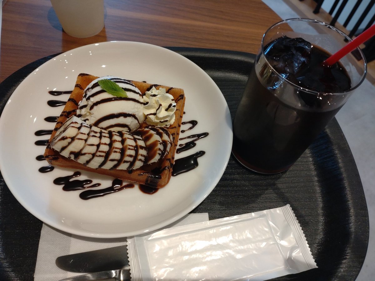 leona0913's tweet photo. ドル友さんに教えて頂いたスポーツカフェバー「#BeMeTime」さんでチョコバナナワッフルを頂く🍌🧇😋
焼き立てのワッフルって美味しいね〜🤤
米粉と豆乳で作ってるって😊
食事系のワッフルも美味しそう…また来ようかな🤔
守山図書館すぐ側。図書館よく来るの知らんかったなー😅 https://t.co/kEXJCIAdbM