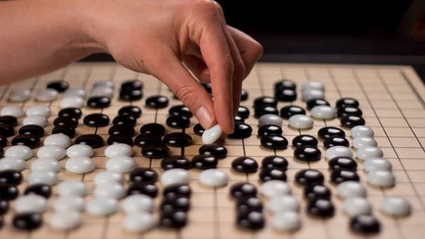 GO is een denksport zoals schaken en dammen en wordt veel gespeeld in China, Japan en Korea.

Oostbewoner Joost van Dijck is op zoek naar mensen in Oost die dit regelmatig willen spelen.

Iets voor jou? Mail naar info@oostvoorelkaar.nl.