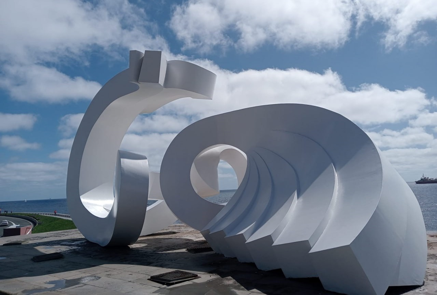 #diadecanarias La obra ‘Lady Harimaguada’ del escultor Martín Chirino es la que da la bienvenida a la capital de la Isla por la costa este. Su nombre hace referencia a las harimaguadas, encargadas de la educación de las mujeres jóvenes en la sociedad indígena de Gran Canaria 🇮🇨