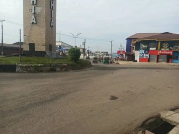 TheNationNews's tweet photo. PHOTOS: Umuahia streets empty as residents observe IPOB’s sit-at-home 

Umuahia, the Abia State capital, was quiet on Friday as residents observed a sit-at-home order by the Indigenous People of Biafra (IPoB) in remembrance of fallen Biafran heroes.

Streets were largely deserted with only a handful of tricycles and private vehicles seen moving around. 

Shops remained closed, and commercial hubs such as markets and motor parks were completely shut down.

Banks and financial institutions did not open their doors to customers, while both public and private schools suspended academic activities for the day.

With normal life at a standstill, some youths took to the empty streets to play football, while small groups of residents gathered at the fronts of their homes, engaging in quiet discussions.

There was no visible security presence across the city, and no reported clashes or disruptions involving law enforcement or enforcers of the order.

Source: X | vanguardngrnews
----
Follow us for more breaking news and video content

For more stories: https://t.co/YMxNq6Frsl