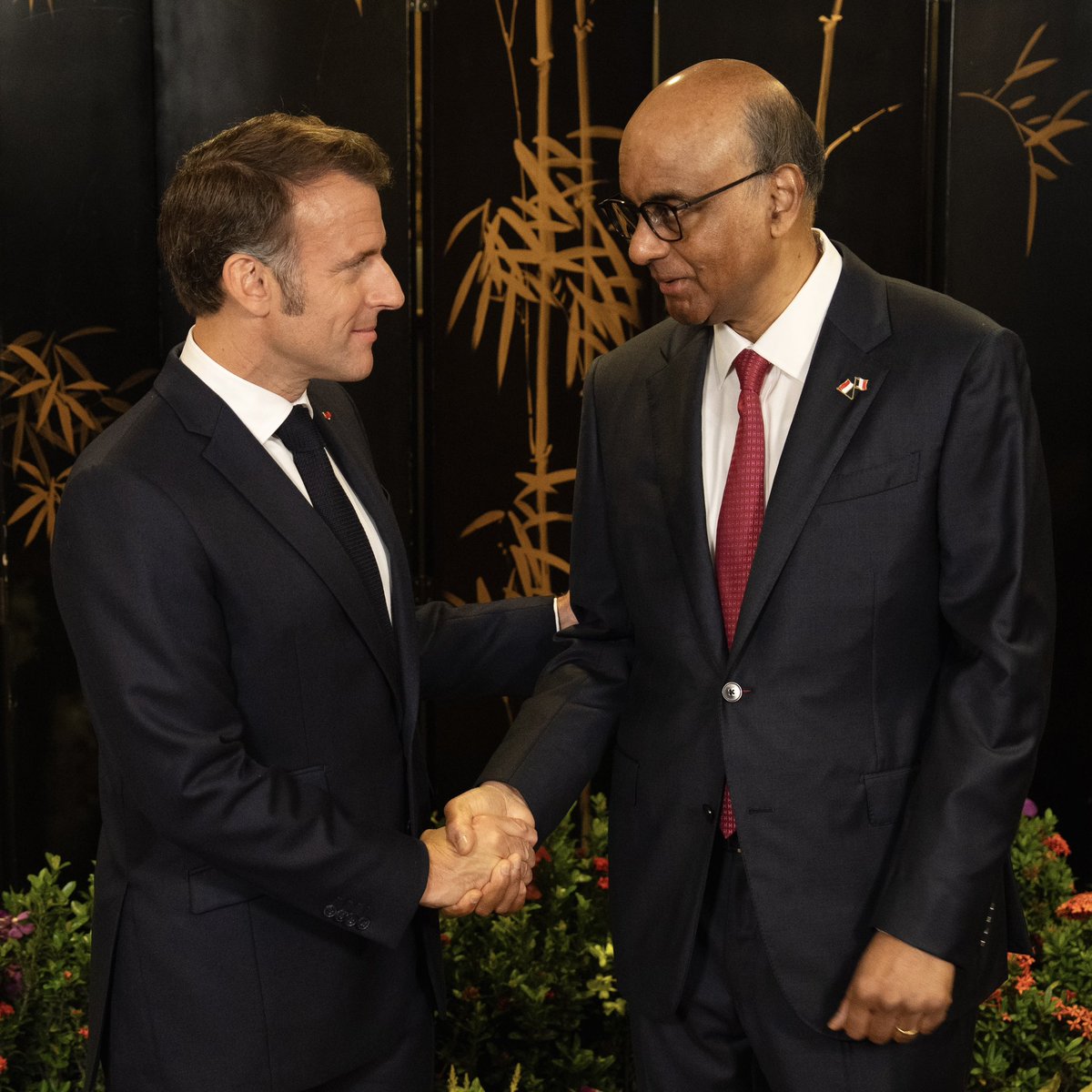 Emmanuel Macron (@emmanuelmacron) on Twitter photo 60 ans de relations diplomatiques entre Singapour et la France. 60 ans d’inspirations communes et de coopérations, de confiance et d’amitié. Puis aujourd’hui une visite d’État pour bâtir ensemble, encore.
Merci Président <a href="/Tharman_S/">Tharman Shanmugaratnam</a> pour nos échanges et notre vision partagée. 60 ans de relations diplomatiques entre Singapour et la France. 60 ans d’inspirations communes et de coopérations, de confiance et d’amitié. Puis aujourd’hui une visite d’État pour bâtir ensemble, encore.
Merci Président <a href="/Tharman_S/">Tharman Shanmugaratnam</a> pour nos échanges et notre vision partagée.