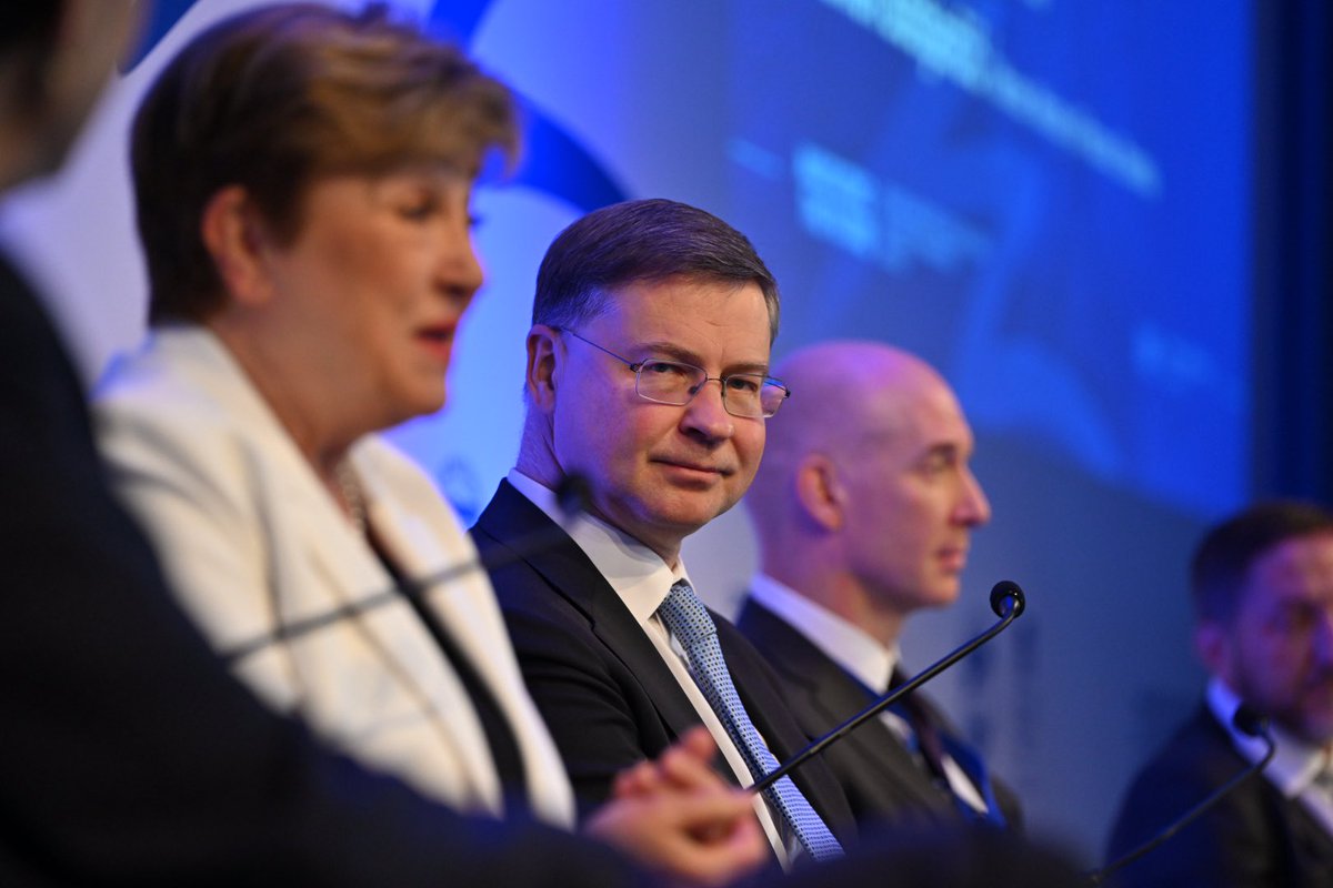 EK_Hrvatska's tweet photo. Povjerenik @VDombrovskis o makroekonomskoj politici u #CESEE s @KGeorgieva @IMFNews, @madis_muller #EestiPank i Klemen Boลกtjanฤiฤ @mfinance_gov_si.
Poruke za ๐ช๐บ
๐นulaganje u inovacije i obranu
๐น osiguravanje fiskalne odrลพivosti
๐น pojednostavljivanje pravila
๐น๐ช strateลกkih ๐ค. https://t.co/8evNbLuUhD