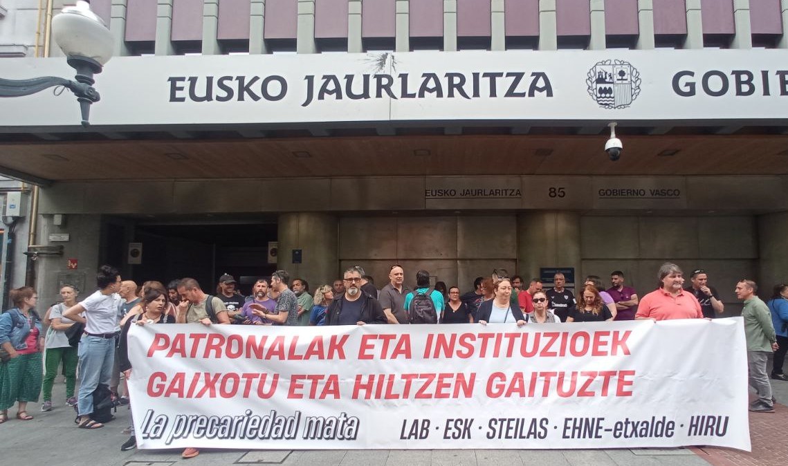 📢 Asteko lau lan heriotzak salatu ditugu Bilbon, Eusko Jaurlaritzaren egoitzaren aurrean #prekaritateahiltzailea

🔗 labur.eus/csrzfm2m