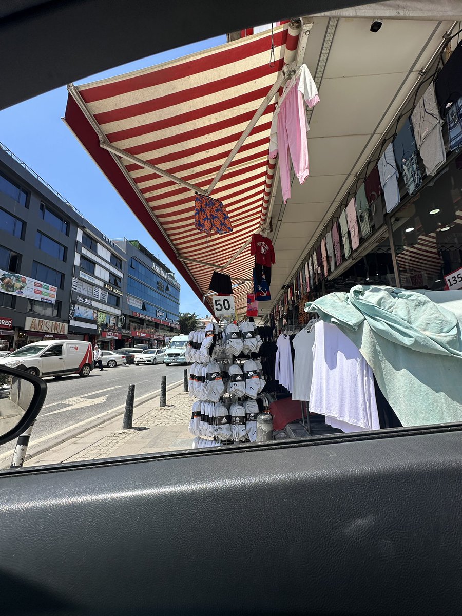 Serefhani65's tweet photo. Sevgili Ümraniye Belediyesi, bu dükkana defalarca söylememize rağmen maalesef bu kaldırım işgalini bir türlü sonlandırmadılar. Biliyorsunuz ki burada bir otopark var ve çıkışında bu kaldırım işgalinden dolayı arabanın içerisinden yolu görmek çok zor. @umraniyebeltr @ibbzabita https://t.co/yrey89jz1B