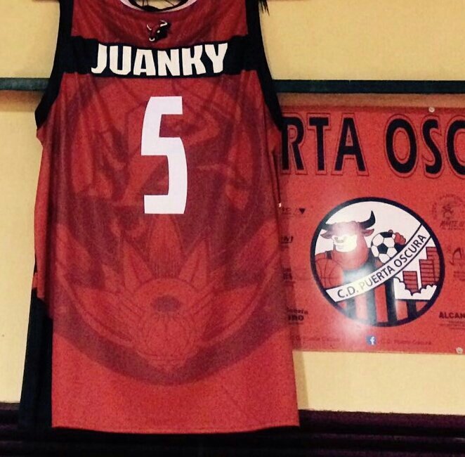 CDJPuertaOscura's tweet photo. "Con el 5 por siempre en nuestros corazones"
"Nadie aglutinará nunca más abrazos sinceros en todas las canchas de baloncesto"
Tu familia sigue por aquí arropada♾️
Lo bueno que nos pase hoy en F4 va por tí también amigo❤️‍🩹

#EternoJuanky 🖐🏼
#SiempreJuntos
https://t.co/4ytv1kGyCP https://t.co/0i4WlKJrB0