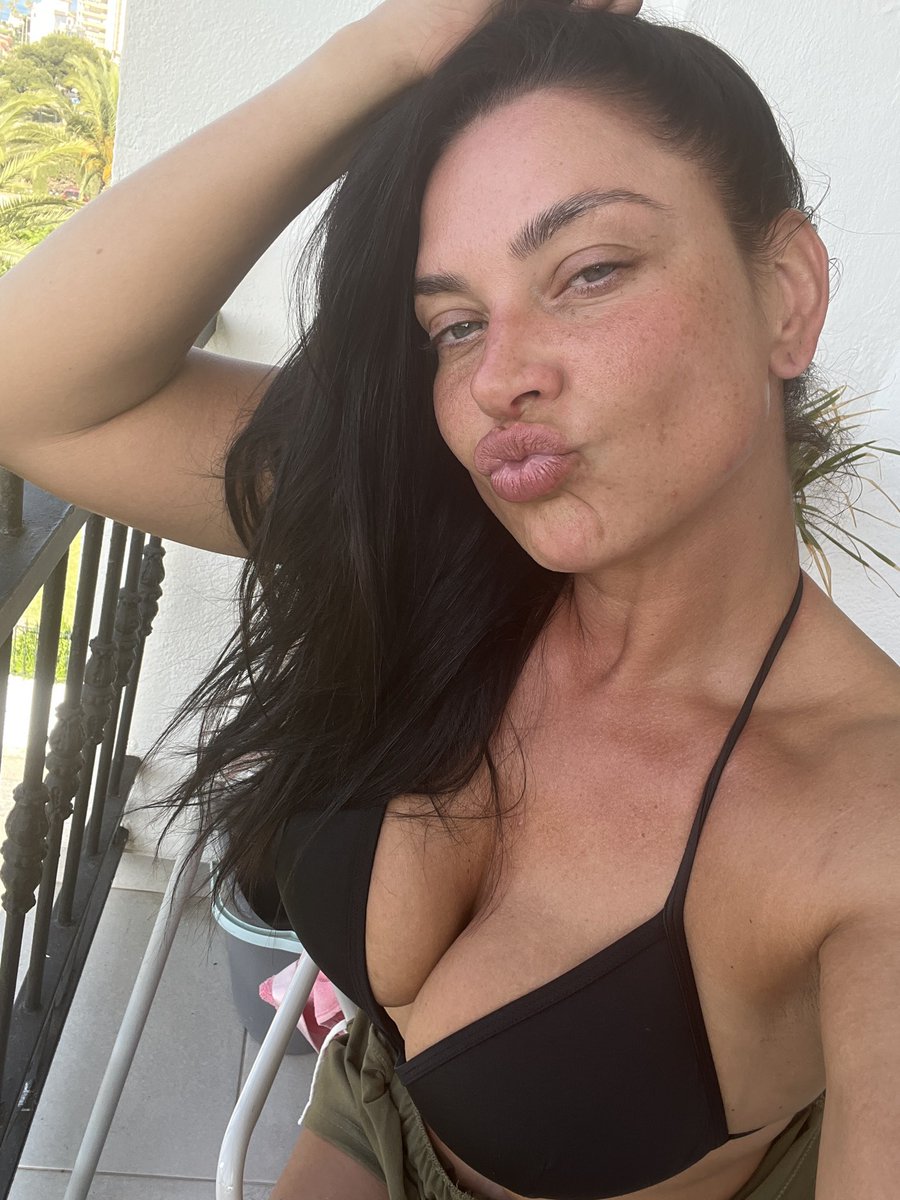 Just living my tanned best life ☀️

All holiday content on my link 🔗 

onlyfans.com/babeashtonx