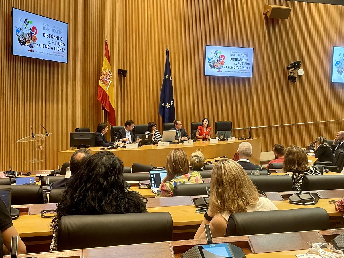 Elisa Pérez-Ramírez (@bureli) on Twitter photo Ahora en el congreso de <a href="/Plat_OneHealth/">Plataforma One Health</a> toca hablar de asesoramiento científico e impacto de la ciencia en las políticas públicas.
Intervienen <a href="/MartaCarmonaOs/">Marta Carmona</a> (<a href="/MasMadrid__/">Más Madrid</a>), <a href="/joseramirezdel2/">José Ramírez del Río ن</a> (<a href="/vox_es/">VOX 🇪🇸</a>), <a href="/mgraciablanco/">Marta Gracia</a> (<a href="/PSOE/">PSOE</a> ) y <a href="/pcoronado__/">Pablo Pérez</a> (<a href="/ppopular/">Partido Popular</a>) Ahora en el congreso de <a href="/Plat_OneHealth/">Plataforma One Health</a> toca hablar de asesoramiento científico e impacto de la ciencia en las políticas públicas.
Intervienen <a href="/MartaCarmonaOs/">Marta Carmona</a> (<a href="/MasMadrid__/">Más Madrid</a>), <a href="/joseramirezdel2/">José Ramírez del Río ن</a> (<a href="/vox_es/">VOX 🇪🇸</a>), <a href="/mgraciablanco/">Marta Gracia</a> (<a href="/PSOE/">PSOE</a> ) y <a href="/pcoronado__/">Pablo Pérez</a> (<a href="/ppopular/">Partido Popular</a>)