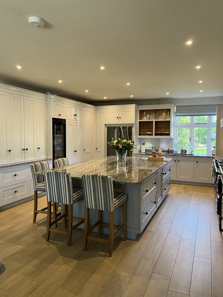 This kitchen invites you in with its natural textures, cosy lighting, and thoughtful layout. Designed for real living—where style meets everyday comfort.

📐 Every detail, perfectly considered.
.
.
.
#NaturalKitchen #BespokeDesign #KitchenInspiration #MoneyhillHomes