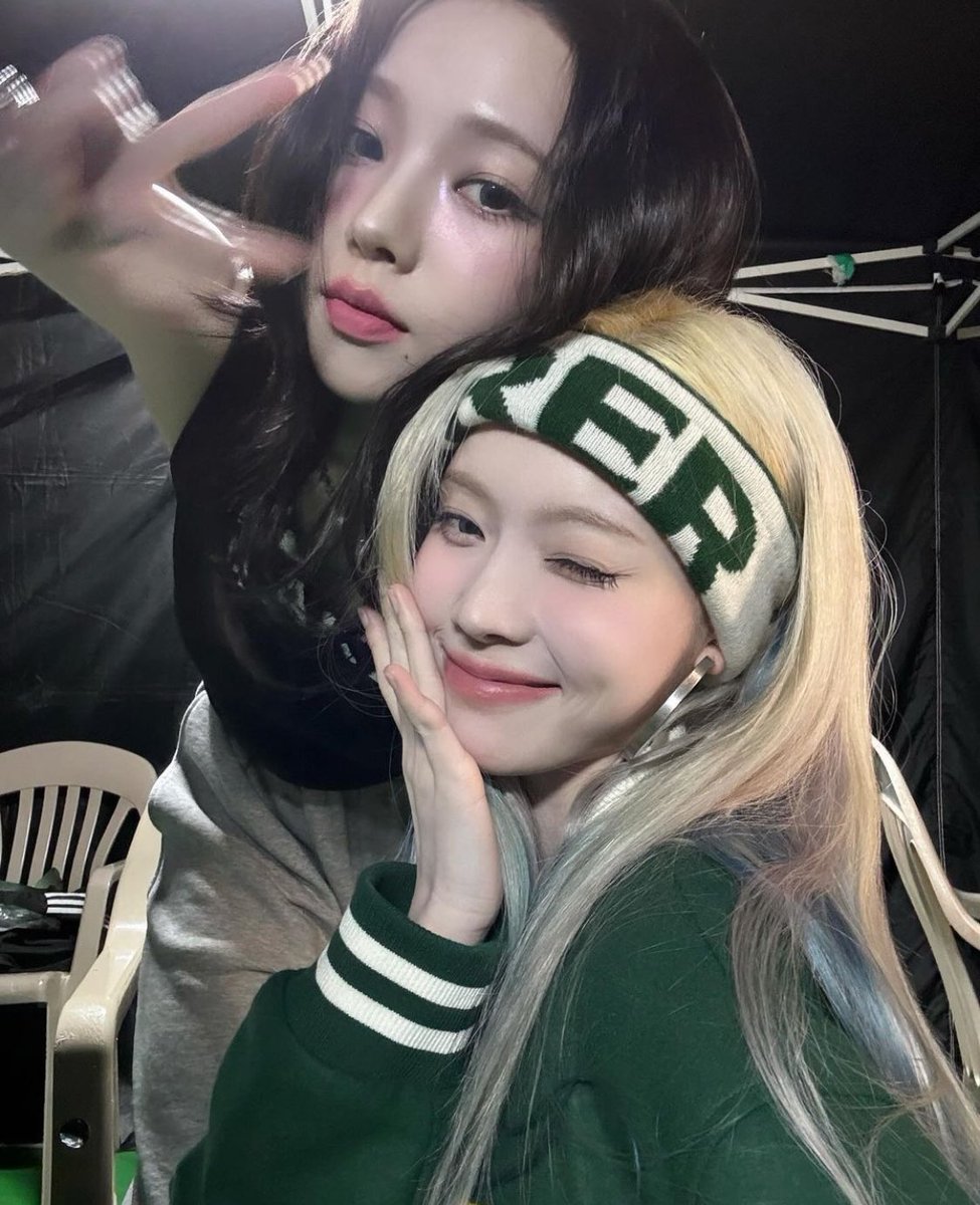 klwrbb's tweet photo. 오늘이 칼윈 레즈언드 셀카 1주년인거 아시는분 https://t.co/eSOOHCza7w