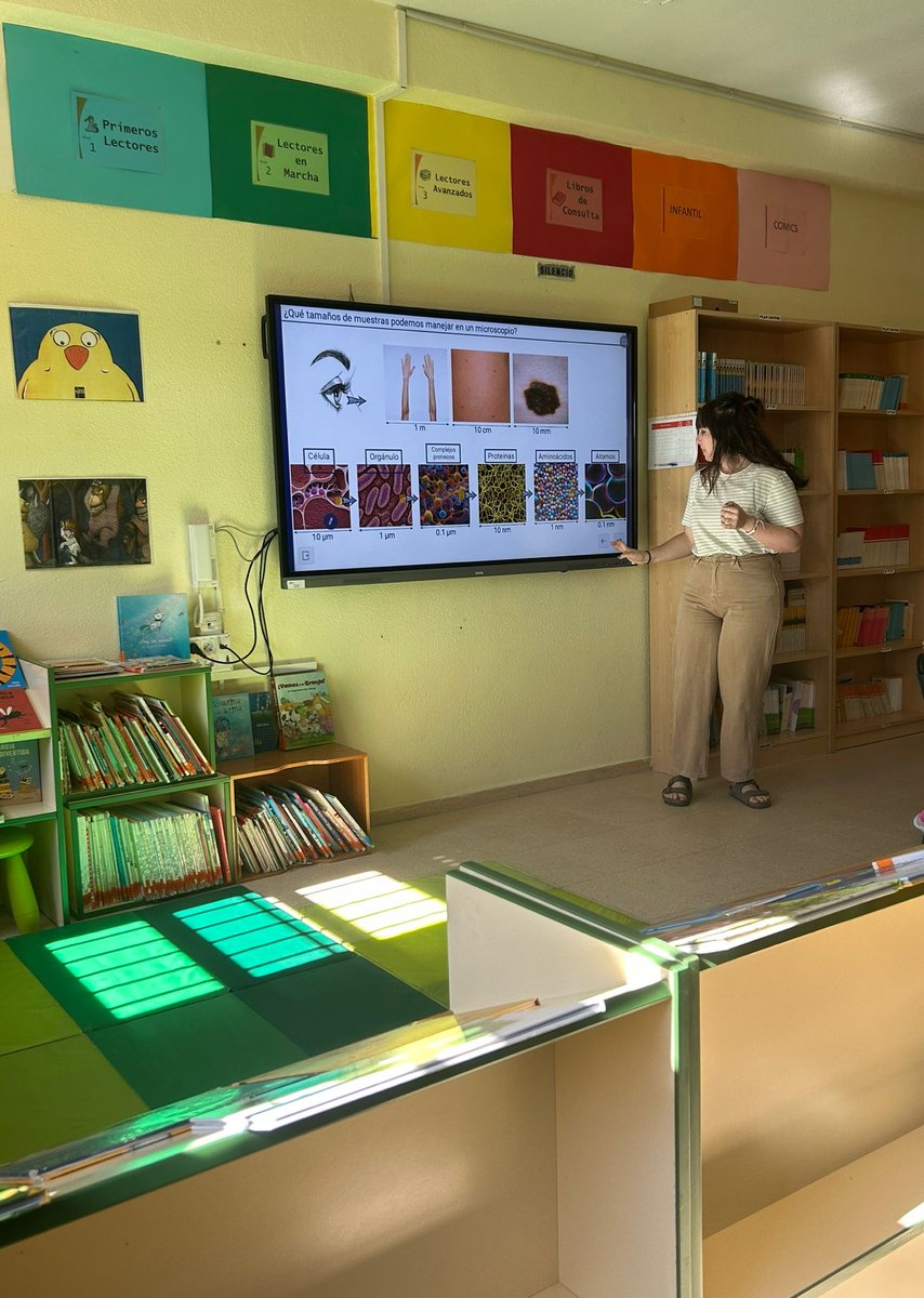 CIB_CSIC's tweet photo. Nuestra compañera Beatriz Villarejo visitó el 26/5 el CEIP Séneca, Parla, con @InspirinGirlsE.
Habló de científicas destacadas, de su trayectoria y sobre enfermedades neurodegenerativas, durante la que el alumnado de 4 Primaria visualizó al microscopio muestras de riñón y cerebro https://t.co/rm1cIlxNZT