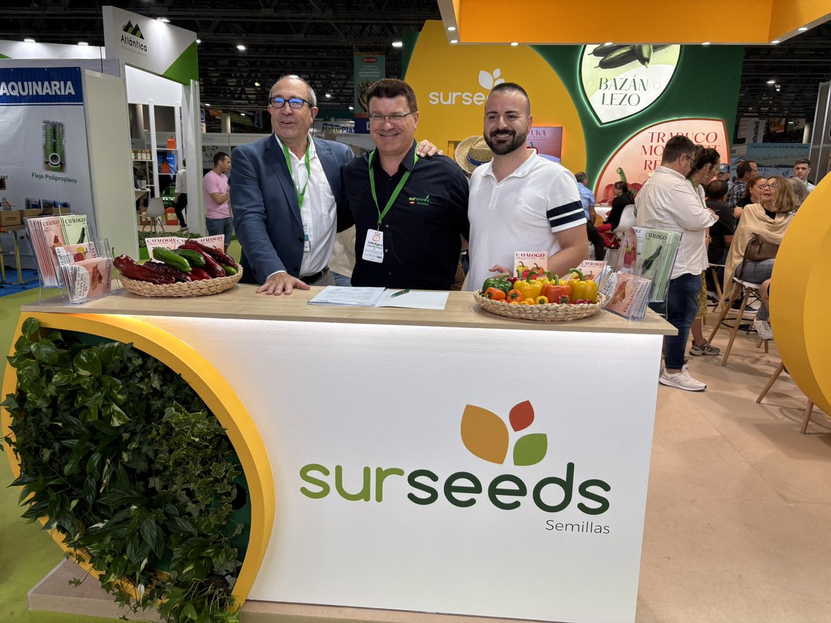 👌 Escuela Agraria Vícar renueva en @infoagroexhibition el acuerdo con @sur_seeds para la próxima campaña.
En esta campaña trabajaremos con el pimiento California rojo tipo Revolver, para ciclo medio.
Firman el acuerdo Alejandro Martín, Jorge Viseras de Surseeds y Paco Valverde.