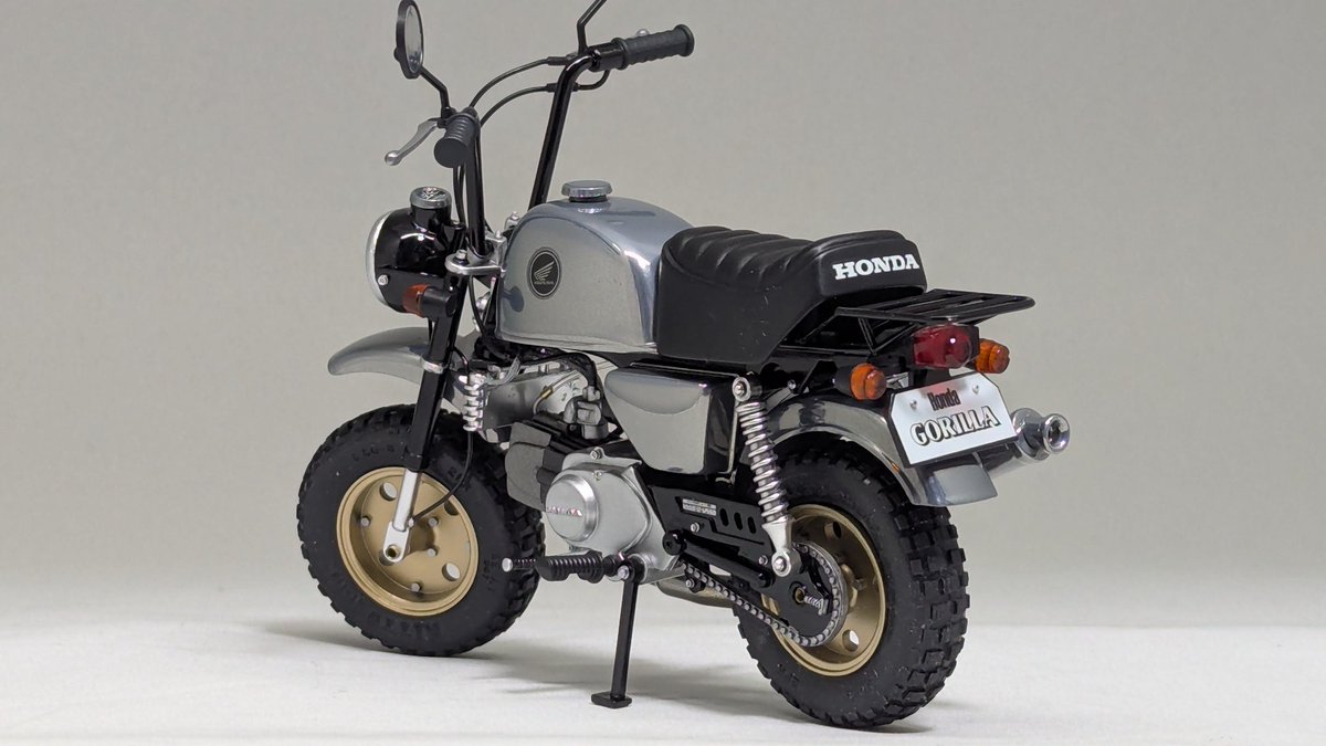 アオシマ 1/12 Honda ゴリラ
完成しました！

前後アクスルシャフト、ステムのシャフトを真鍮パイプに変更。
レンズ類のクリアーパーツ化。
プラグコード、オイルクーラーなどのパイピング追加。
パイピングは細いものに変更。
ボルト類のディティールアップ、など。