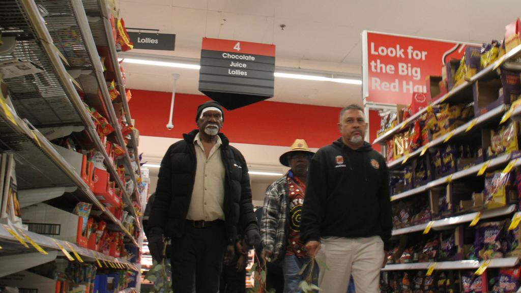 ZiziAverill's tweet photo. A NT Police prosecutor was allegedly involved in the arrest of the young disabled #Aboriginal man in the #AliceSprings supermarket. 
70 minutes later the young man died in hospital, sparking a death in custody investigation. @gera_kazakov and @TheNTNews 👉 https://t.co/sUgYgiID8F https://t.co/7hmjTEyJuG