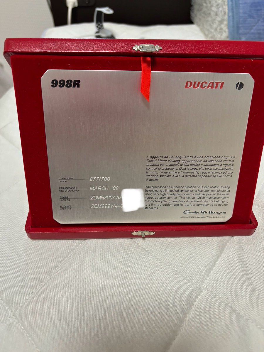KenS0508's tweet photo. 前オーナーの上様から施しを受けました。
忠誠心が上がった気がします。

Ducati Certificate of Authenticityという
いわゆる本物の証明プレートらしいです。
当時の車両にはこんなの付帯してたんですね。
今のモデルにもあるんかな。
#Ducati
#superbike 
#998R https://t.co/Hp4zk0kKsW