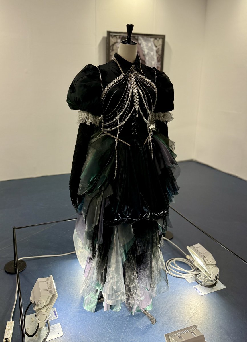 ご縁があってOIA誘ってもらえたので
GAAATさんの展示に観に行きました〜

写真の服と絵のセットが行ったらすでに売れててびっくりした‼️