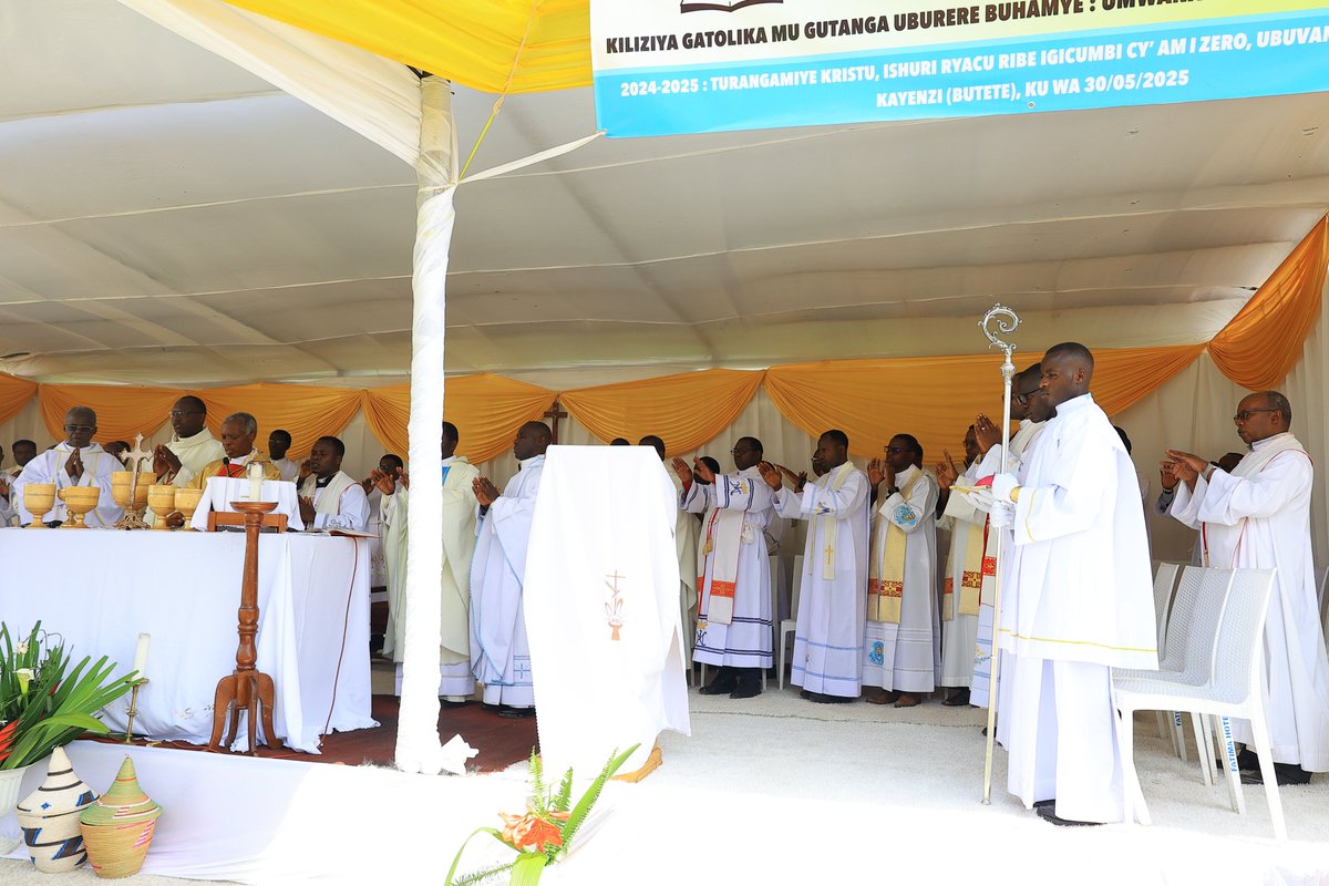Imbaga nyamwinshi irimo Abanyeshuri, abarezi, ababyeyi, abapadiri, Abiyeguriyimana mu miryango inyuranye, bamwe mu bayobozi bo mu nzego za leta n’abandi, bitabiriye ibirori byo guhimbaza Yubile y’Impurirane mu rwego rw’uburezi muri Diyosezi ya Ruhengeri na yubile y’imyaka 100