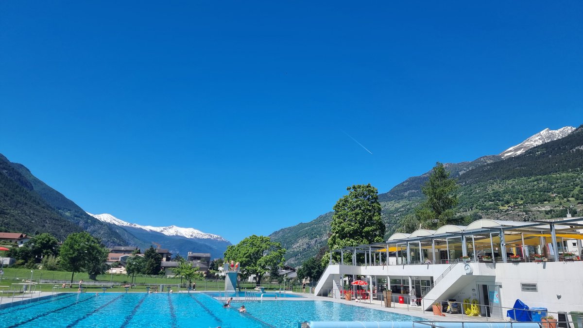 Alpenweerman's tweet image. Oiv hoog  #Vanessa vandaag heerlijk zomerweer en met volop zon een graadje of 28. Ook de #contrails moeten het afleggen tegen de hogedruk