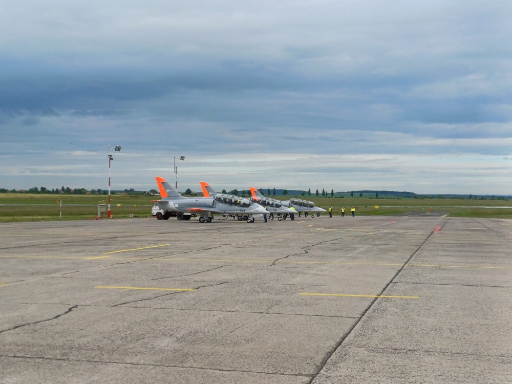 🇭🇺✈️ Today marked the ceremonial handover of the first 3 L-39 Skyfox aircraft for the Hungarian Air Force.
The event took place at Kecskemét Air Base with representatives from the Ministry of Defence and @AeroVodochody.

📦 A total of 12 aircraft, including simulators and full