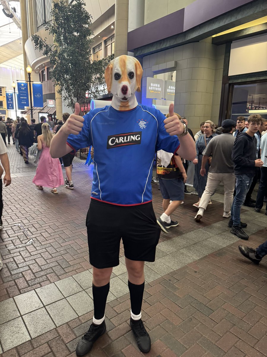 This costume at the darts is an all timer.  😂👏