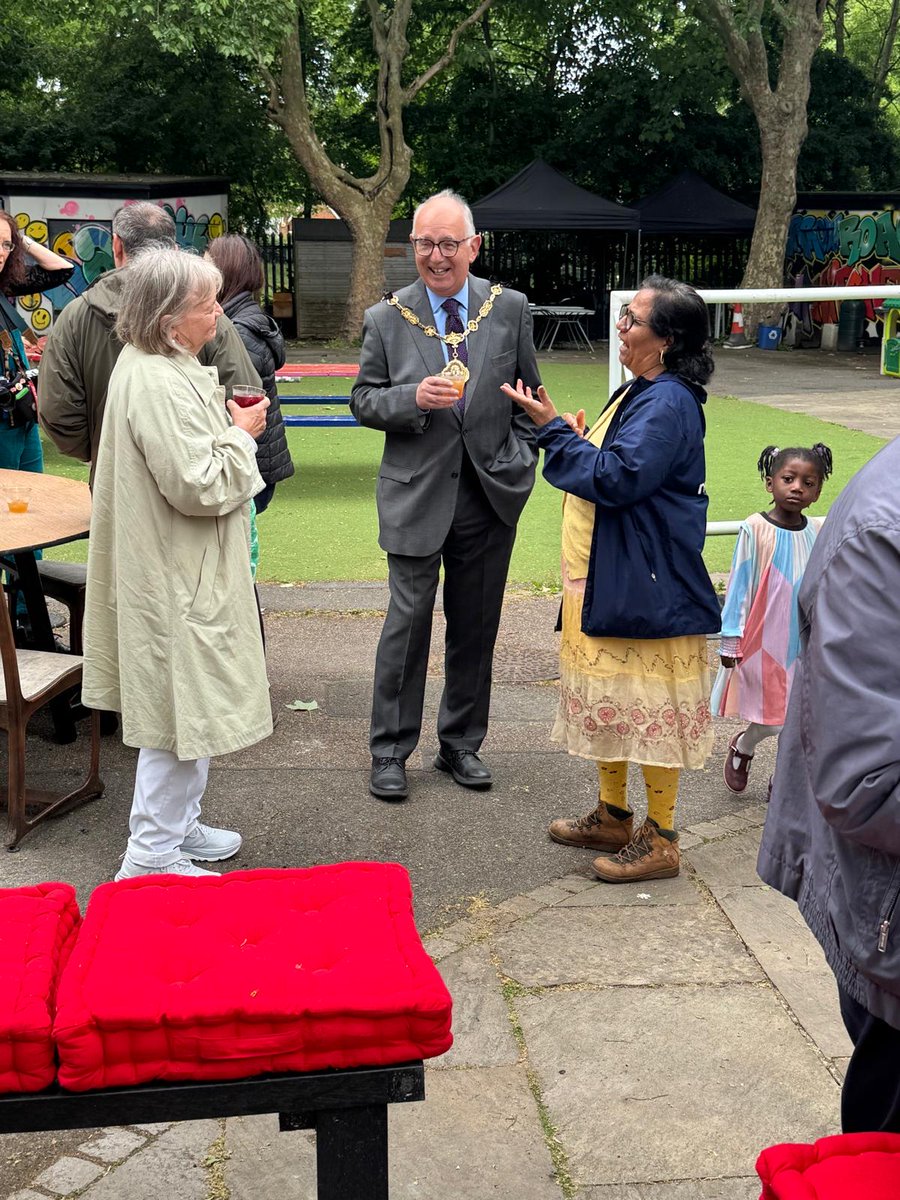 It's only been two weeks but I am loving meeting all the fantastic residents, communities and people that make this city so special. Take a look at this Instagram reel for a behind the scenes look at my mayor making ceremony: 
instagram.com/reel/DKPhaATP-…