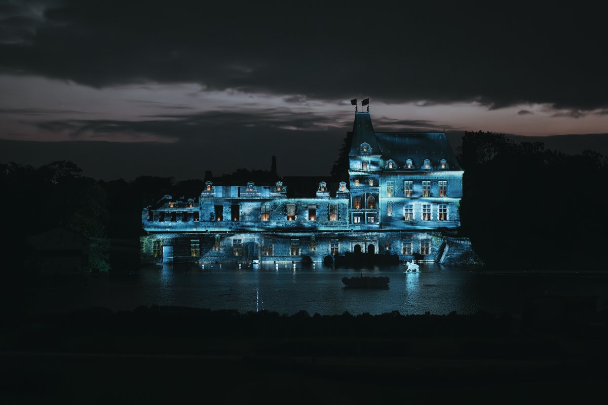 🤨 A la nuit tombée, des bruits étranges nous parviennent des ruines du vieux château du Puy du Fou…

🌙 L’Histoire se réveille !

⌛ Plus que 7 jours avant de découvrir ou redécouvrir le plus grand spectacle du monde !

©ApollineCornuet
#PuyduFou #PuyduFou2025 #Cinescenie