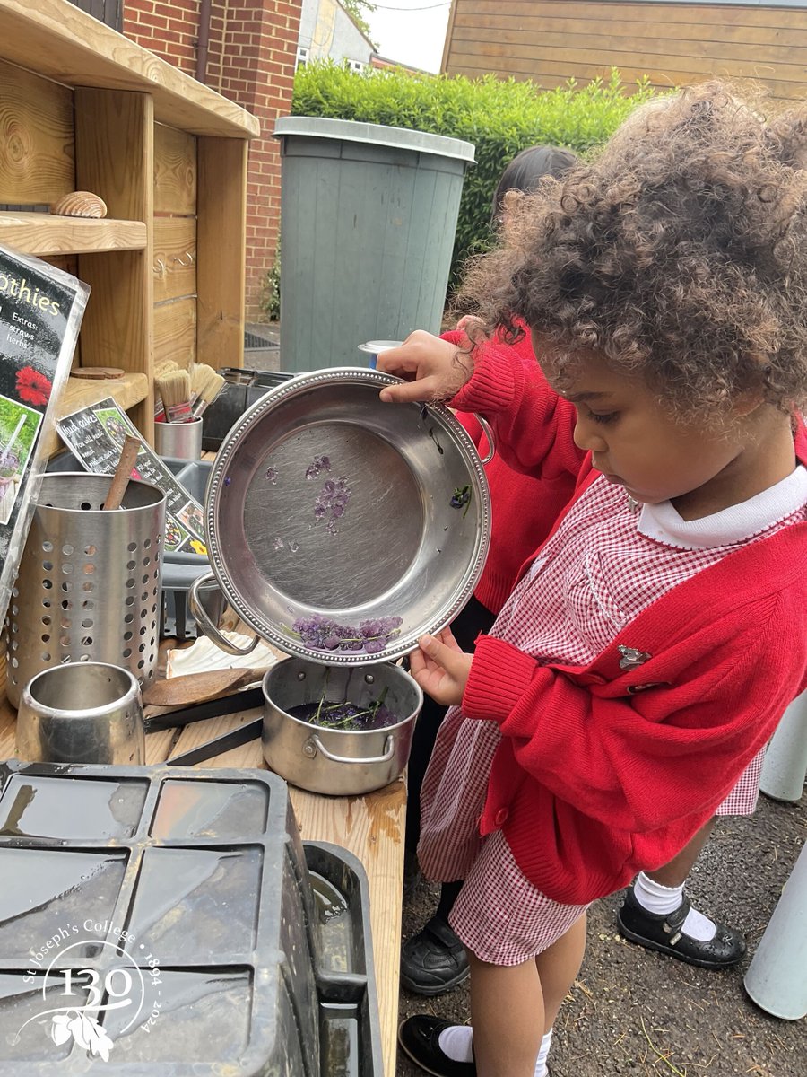 Reception class loved exploring ice and flowers in the outdoor kitchen last week. Lots of sensory play, creativity and curiosity in action!

#OutdoorLearning #ReceptionClass #EarlyYearsPlay