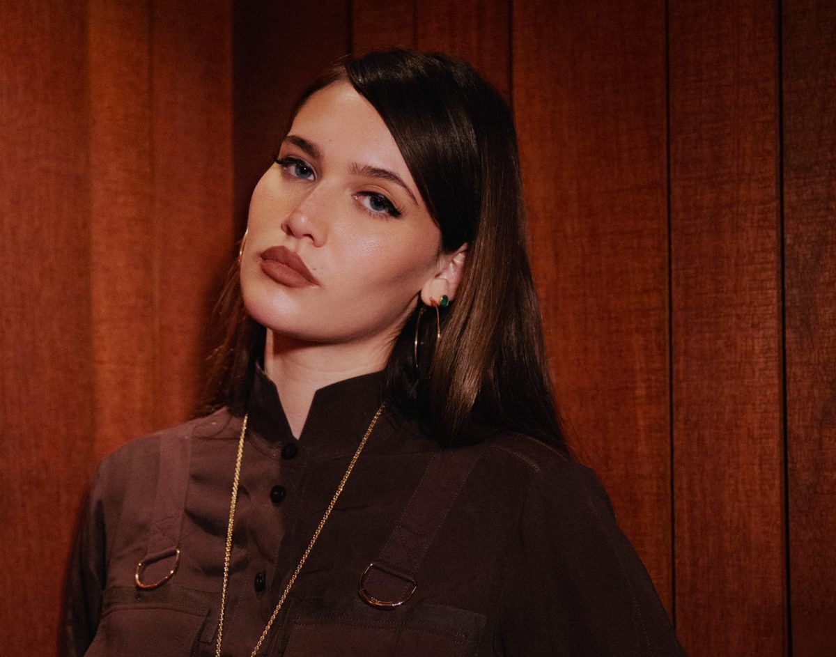 Sienna Spiro unveils new track, "Dream Police", which was debuted on COLORSXSTUDIOS buff.ly/pff6muo