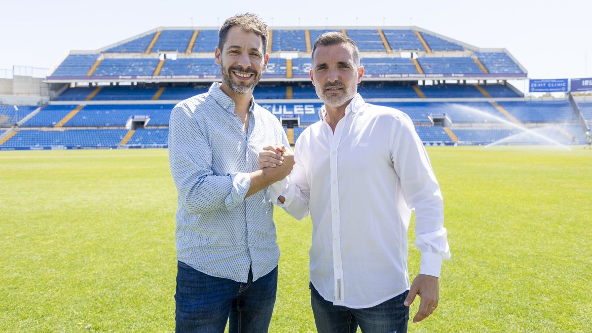 📮 𝗖𝗼𝗺𝘂𝗻𝗶𝗰𝗮𝗱𝗼 𝗼𝗳𝗶𝗰𝗶𝗮𝗹 

🔥 Roberto Campillo continúa en el banquillo del Hércules B para la temporada 2025/26 en 3ªRFEF

💙 #MachoHércules 🤍