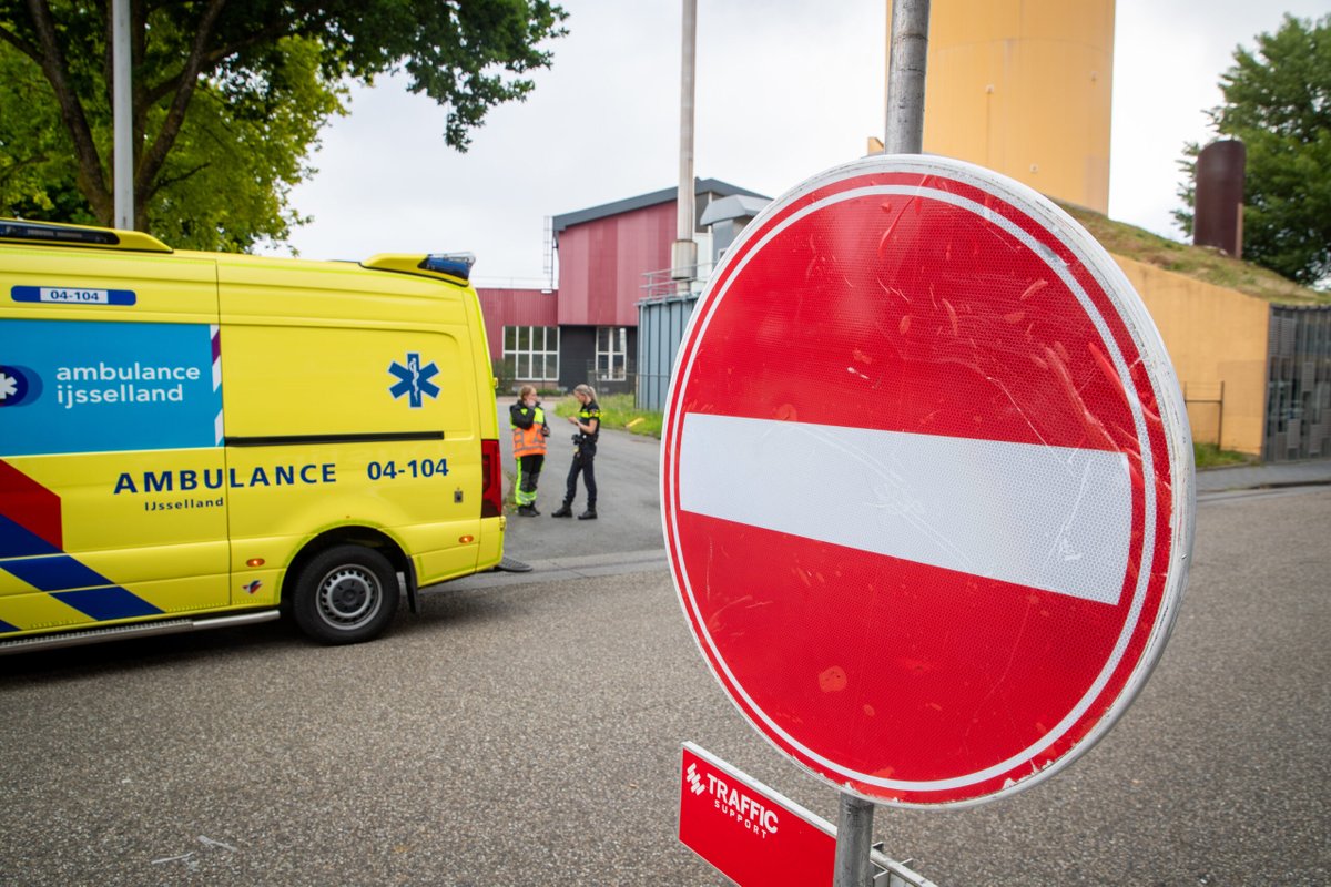 Verkeersregelaar aangereden bij station