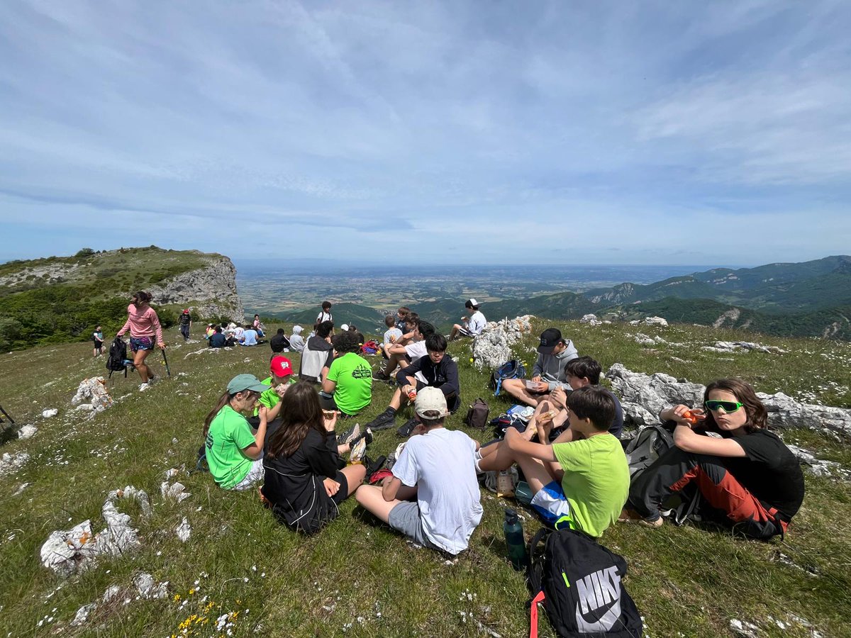 Ce mercredi 28 mai, les élèves de l' association sportive du collège Paul Valéry étaient en randonnée entre Peyrus et Leoncel avec un passage par le Pas du Touët et  Pierre Chauve. Des paysages à couper le souffle et des souvenirs plein la tête pour les élèves !