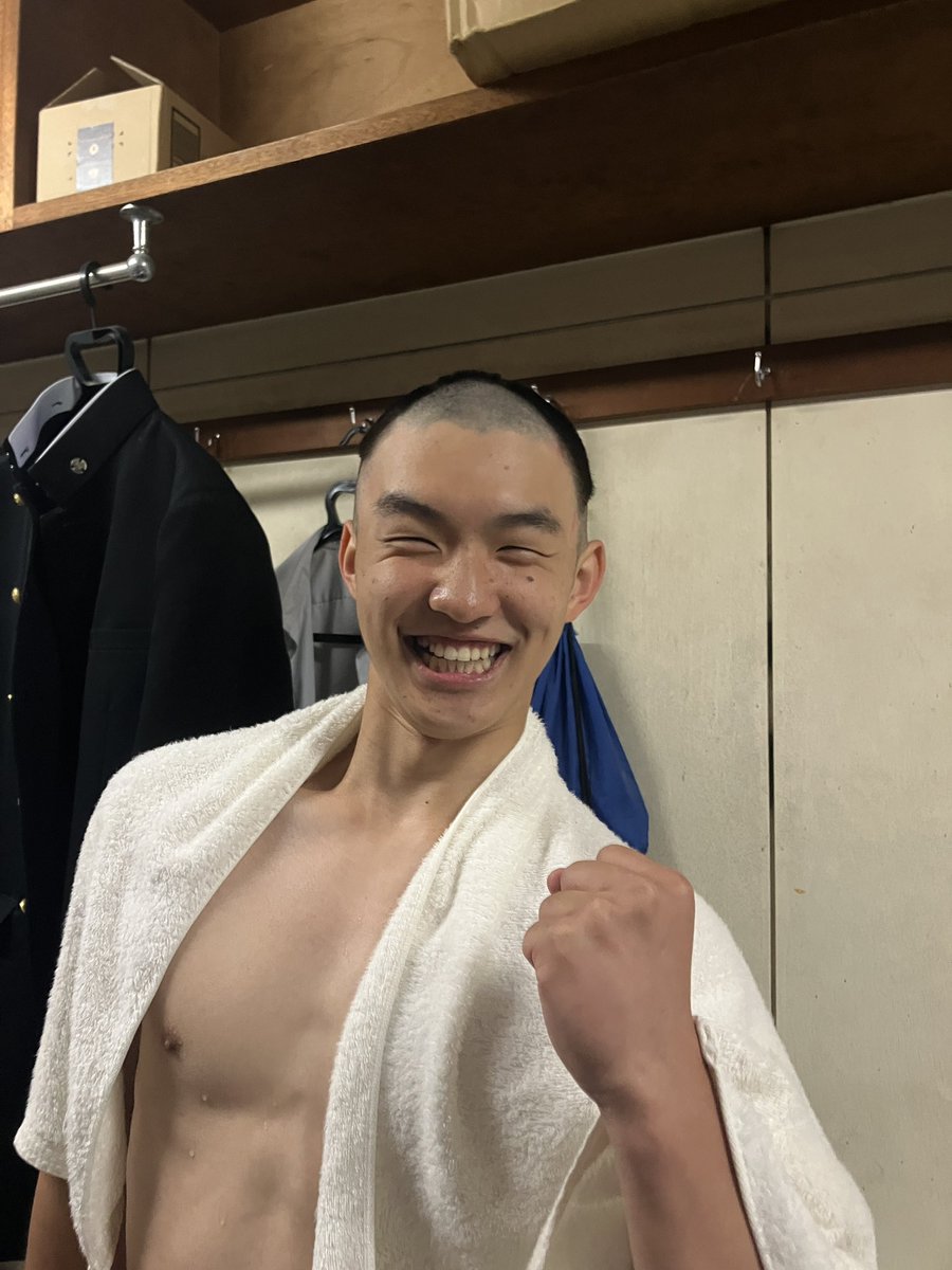 t_krtkr's tweet photo. 団長の髪を校章にしました！ https://t.co/83SpRvHIJ3