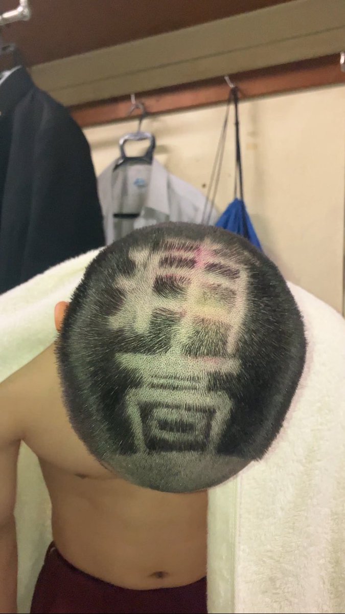 t_krtkr's tweet photo. 団長の髪を校章にしました！ https://t.co/83SpRvHIJ3